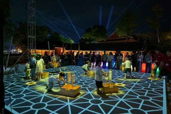 Hour of Decision, Unjudang — children play the strategy interaction game on a floor of light